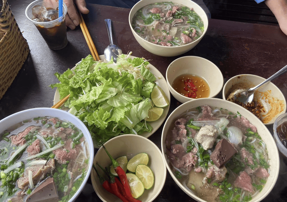 Vietnam's train dining experience offers authentic local cuisine and flexible meal options throughout your journey (Source: Fanpage of Vietnam Railway)